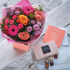 Mother&#39;s Day Bright Gift Box Chocs and Card